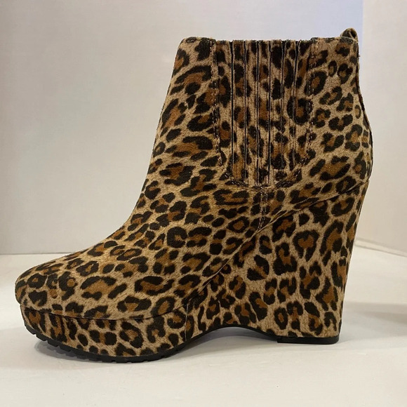 BCBGenerations Cheetah Print Wedge Heel Booties Ankle Boots Size 9 B - Picture 1 of 10